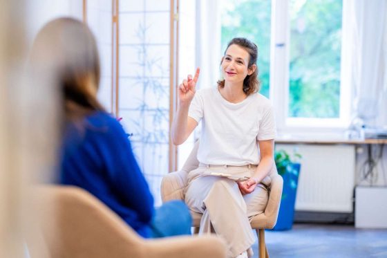 Beratungsgespräch zwischen zwei Frauen.