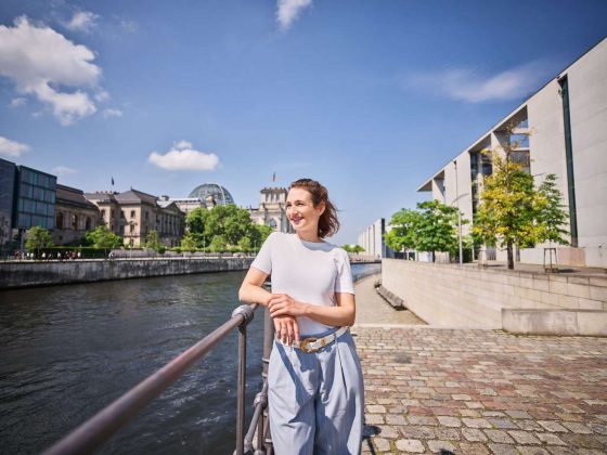 Frau am Flussufer in Berlin bei sonnigem Wetter